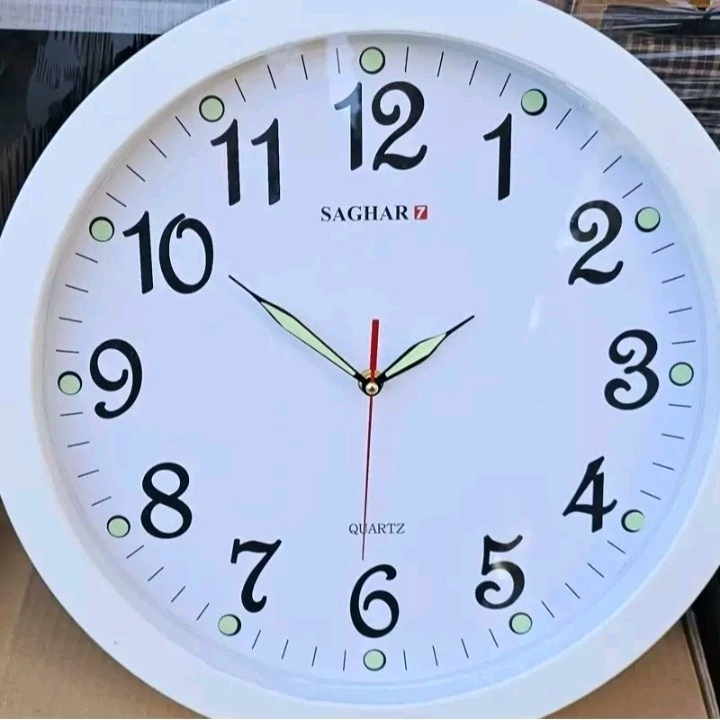 ساعت دیواری دارای رنگ بندی سایز 40 با رنگ بندی