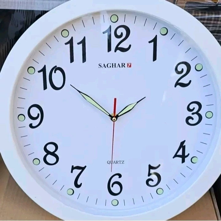 ساعت دیواری دارای رنگ بندی سایز 40 با رنگ بندی